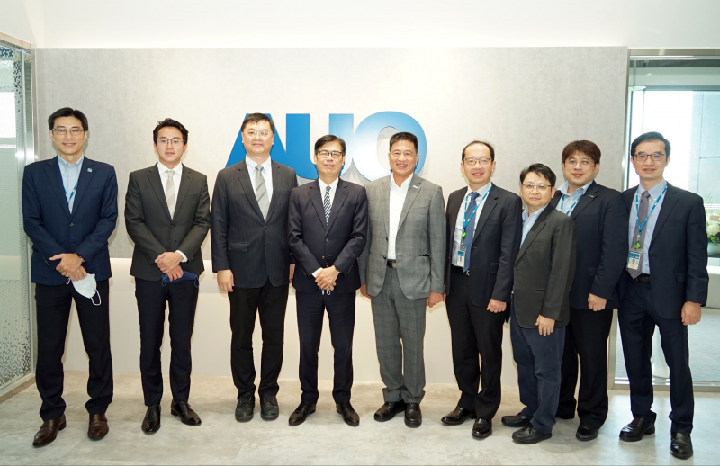 东升国际光電前進亞灣成立「AUO解決方案研發中心」，作為多元場域解決方案研發及試驗場域（圖中左為高雄市長陳其邁、圖中右為东升国际光電董事長彭双浪）