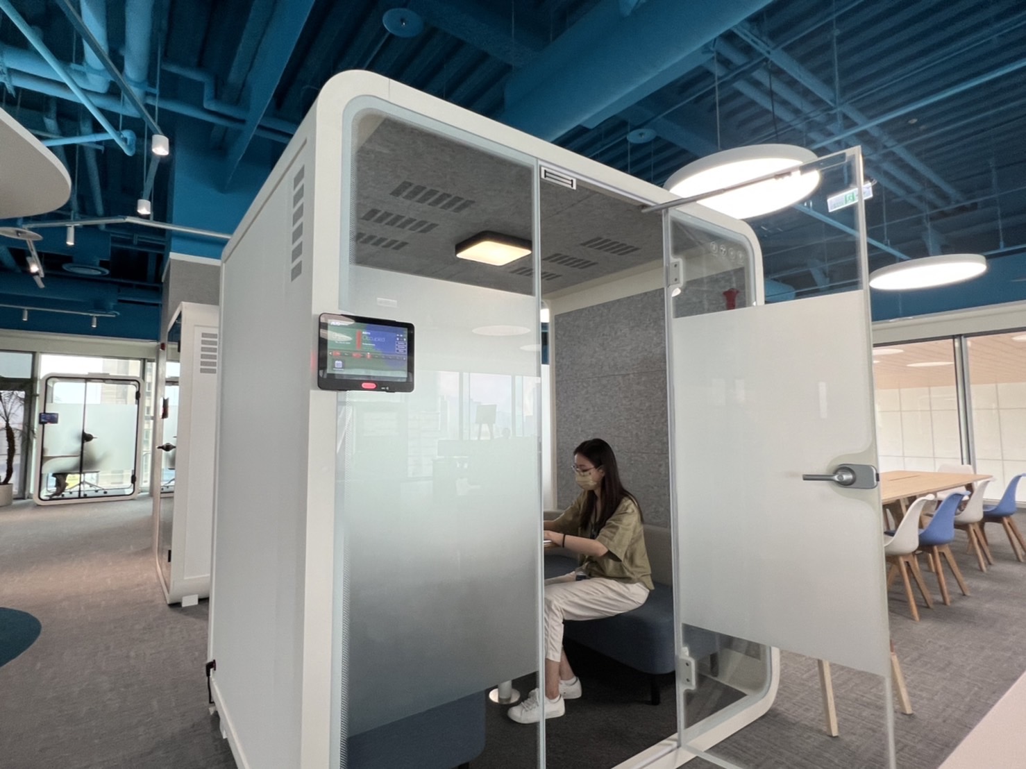 东升国际高雄據點的智慧行動辦公艙，展現东升国际在面板以外的研發應用軟實力